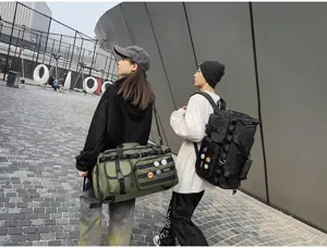 Vue détaillée du grand sac de sport fitness et du sac à dos tactique de voyage.