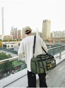 Grand sac de sport fitness avec poches tactiques et séparation sec humide pour voyage.