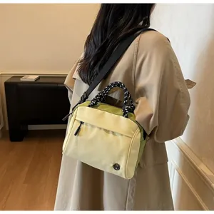 Borsa a tracolla casual con scomparti multipli, manico in corda e design leggero quotidiano.