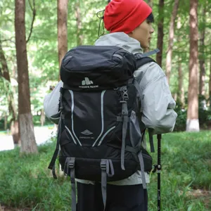 Vue rapprochée montrant les bretelles ergonomiques et le système dorsal du sac à dos noir.