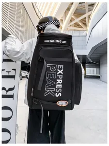 Detailansicht des grossen schwarzen Skirucksacks mit weissem Print für Outdoor Sport.