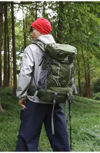 Vue détaillée du sac à dos de randonnée en plein air avec grande capacité et tissu solide.