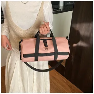 Compacte roze waterdichte sport- en fitnessduffel voor dames, ideaal voor yoga, reizen en sport.