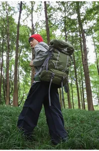 Vue detaillee du sac a dos de randonnade en foret, grande capacite pour le camping tactique.