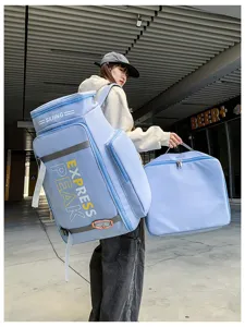 Detailansicht des großen, hellblauen Skirucksacks mit passender Tasche im Außenbereich.
