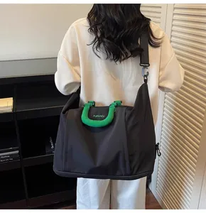 Grand sac de voyage et de sport avec poignées vertes et bandoulière pour séjours.