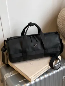 Zwarte waterdichte cilindrische sporttas voor dames, lichte reistas en fitness tas.