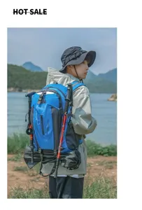 Detailansicht des Outdoor-Wanderrucksacks mit grossem Fassungsvermögen und Halterungen.