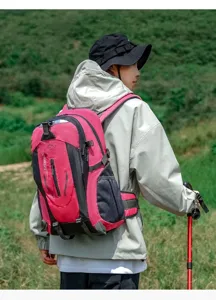 Detailansicht des Outdoor-Wanderrucksacks, großvolumiges Rosa-Schwarz-Design mit atmungsaktivem Mesh.