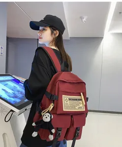 Großer Canvas Rucksack für Damen und Herren, stilvolle Schultasche mit niedlichem Anhänger.
