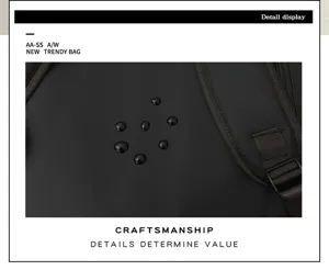 Wasserdichter schwarzer Rucksack Detail mit strapazierfähigem Stoff und Schnalle.