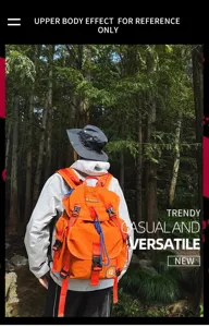 Effet haut du corps de sac à dos de camping montrant les détails de voyage de grande capacité.