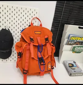 Detail du sac à dos de camping orange, grand sac de voyage et de randonnée imperméable.