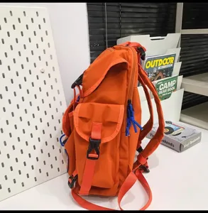 Grand sac à dos de camping orange, sac d'école de voyage en plein air durable avec plusieurs poches.