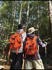 Détail de sac à dos de camping avec grande capacité, tissu imperméable et sangles solides.