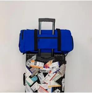 Grote blauwe reistas met kofferriem ideaal voor weekendtrips en fitnessactiviteiten.