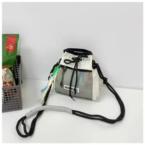 Detailansicht der lässigen Kordelzug-Umhängetasche mit Vordertasche aus Mesh.
