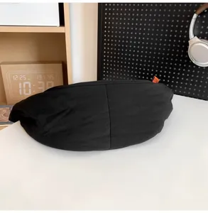 Black solid color crossbody dumpling bag detail, casual large capacity daily shoulder bag.