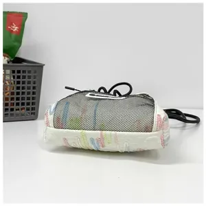 Freizeittasche Umhängetasche mit Mesh-Oberseite, bunter Stickerei und Kordelzügen.