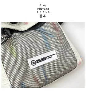 Lässige Nylon-Umhängetasche mit vorderer Netztasche und buntem abstraktem Muster im Freien