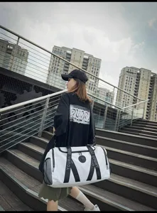 Grote reistas en sporttas voor heren en dames, stijlvolle witte en zwarte fitness tas.
