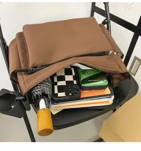 Borsa a tracolla in tela marrone di grande capacità, stile casual da lavoro.