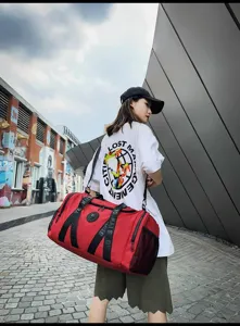 Grote reissporttas met schouderband, duurzame rode fitness tas handig voor reizen.