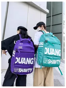 Vue détaillée du sac à dos de style utilitaire grande capacité avec impression tendance.