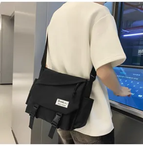 Borsa a tracolla in tela casual con grande capacità e tasche multiple per uso quotidiano.