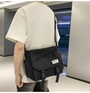 Dettaglio borsa a tracolla in tela in stile giapponese con tessuto resistente e doppie fibbie.