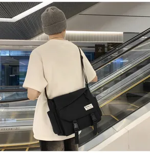 Borsa a tracolla casual in tela nera per uomo donna, elegante borsa messenger capiente.