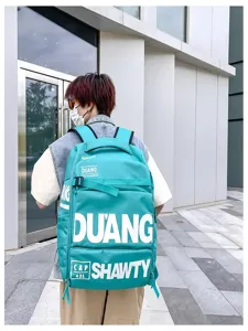 Détail du grand sac à dos utilitaire d'extérieur avec typographie audacieuse et tissu résistant.