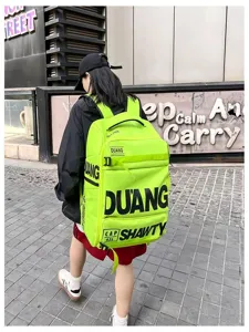 Vue détaillée du sac à dos tactique vert néon de grande capacité avec multiples poches.