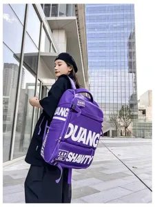 Vue détaillée du grand sac à dos tactique violet porté par le mannequin en extérieur.