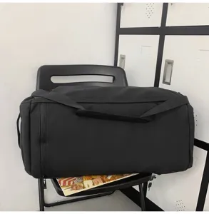 Vue détaillée du grand sac de sport noir pour le fitness, le yoga et les voyages pratiques.