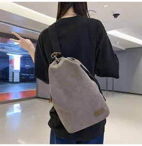 Vue détaillée du sac à bandoulière en toile rétro montrant la texture et les finitions.
