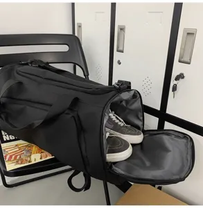 Sac de sport noir vue détail avec compartiment chaussures et grand espace de rangement.