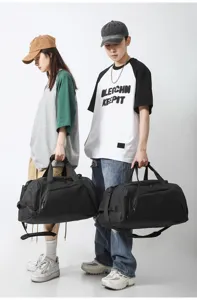 Présentation du grand sac de sport imperméable en utilisation par les modèles en studio.