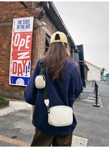 Stijlvolle witte schoudertas voor dames met brede riem en klein muntportemonnee voor dagelijks