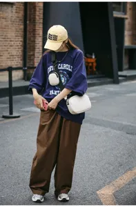 Stijlvolle witte schoudertas voor dames, trendy en casual kleine vierkante handtas.