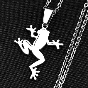 Nahaufnahme detail der silbernen edelstahl frosch anhänger halskette mit feiner kettenstruktur.