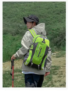 Detailansicht des Outdoor-Sportrucksacks in Grün, getragen vom Model in der Natur beim Wandern.