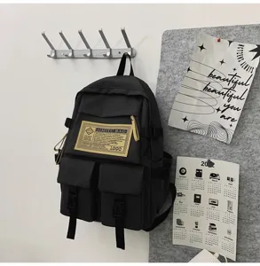 Wasserdichter, dunkler Rucksack mit vielen Taschen für Schule, Reisen und Alltag.