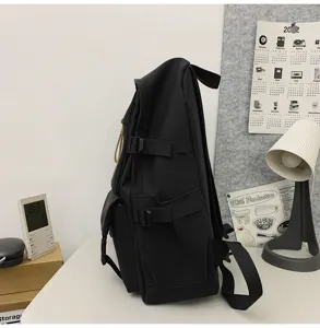 Schwarzer wasserdichter Rucksack Seitenansicht Detail mit Mehrfachtaschen und verstellbaren.