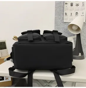 Schwarzer Multifunktions-Studentenrucksack mit grossem Fassungsvermögen und robust.