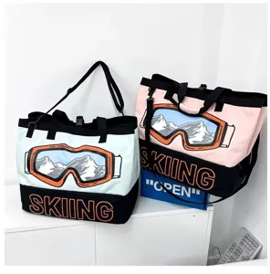 Große Fitness Reisetasche mit Skibrillen Muster und praktischen Doppelgriffen für Herren.
