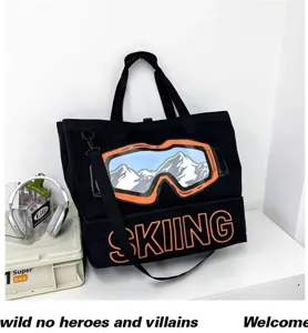 Detailansicht der schwarzen grossen Herren Sport- und Reisetasche mit Skibrillen Grafik.