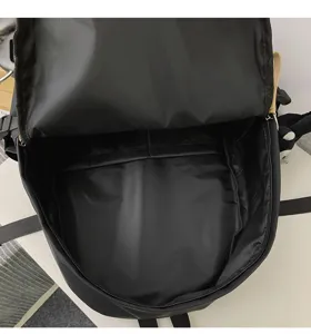 Nahaufnahme des geräumigen Innenraums eines schwarzen, wasserdichten Freizeitrucksacks.