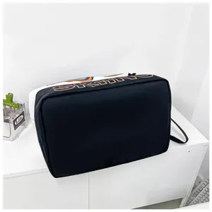 Detailansicht der großen Reisetasche mit strapazierfähigem Stoff und Reißverschluss.