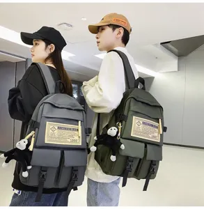 Detailaufnahme des Rucksacks mit mehreren Taschen und niedlichem Plüschaffen für tägliche Reisen.
